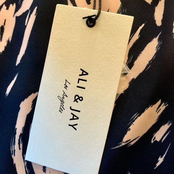 SALE💞NWT TAILORED GORGEOUS ALI & JAY BLOUSE. STRATEGIC DARTS FOR A PERFECT FIT. - Picture 10 of 11